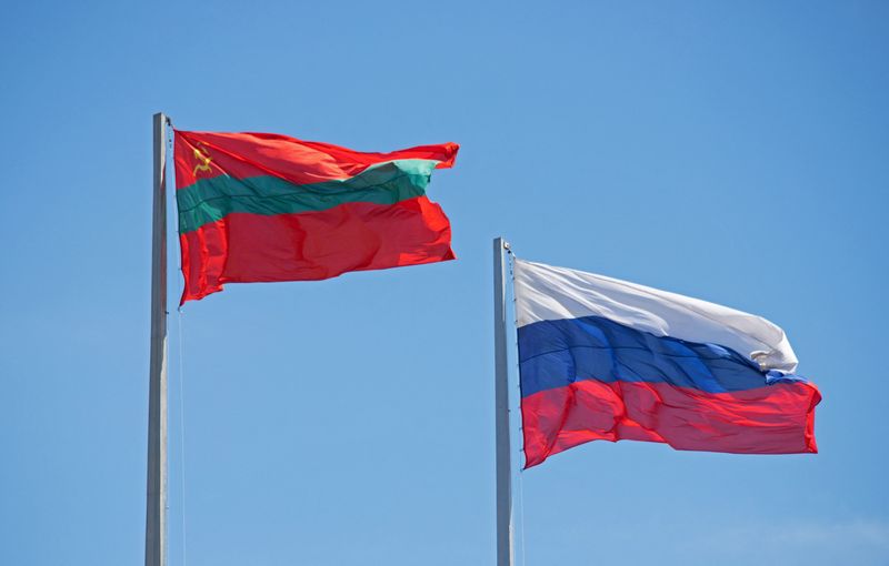 &copy; Reuters. FOTO DE ARCHIVO: Las banderas de Transnistria y de Rusia en el centro de Tiráspol, Transnistria, el 5 de mayo de 2022. REUTERS/Vladislav Bachev