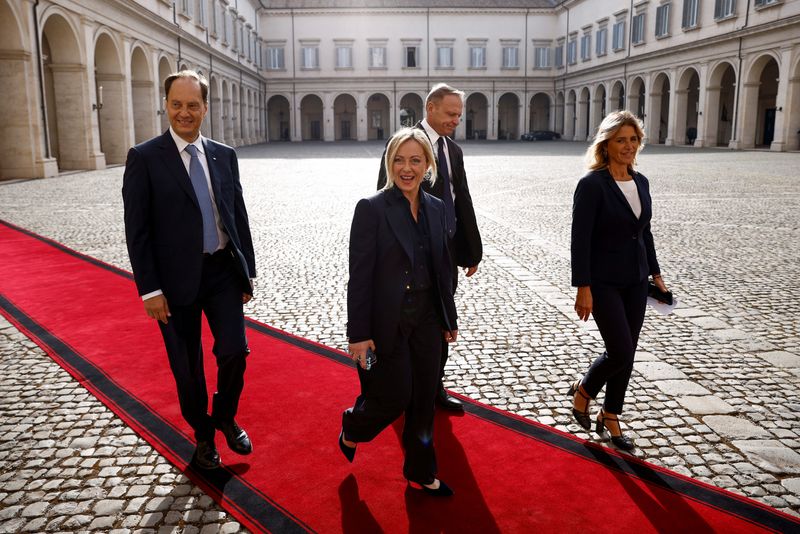 &copy; Reuters. La líder del partido ultraderechista Hermanos de Italia, Giorgia Meloni (centro), a su llegada al palacio del Quirinal para un encuentro con el presidente italiano, Sergio Mattarella, en Roma, Italia, el 21 de octubre de 2022. REUTERS/Guglielmo Mangiapan