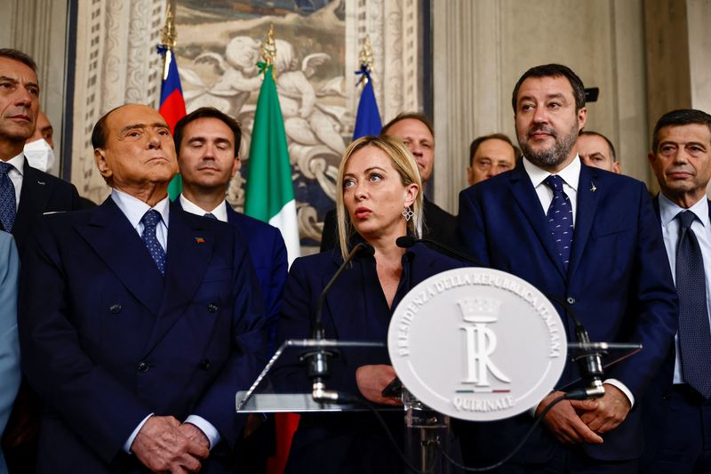 &copy; Reuters. La dirigeante du parti Fratelli d'Italia Georgia Meloni (centre) s'adresse aux médias aux côtés de Silvio Berlusconi, leader de Forza Italia et ancien Premier ministre, et de Matteo Salvini, leader du parti de la Ligue, après une réunion avec le pré