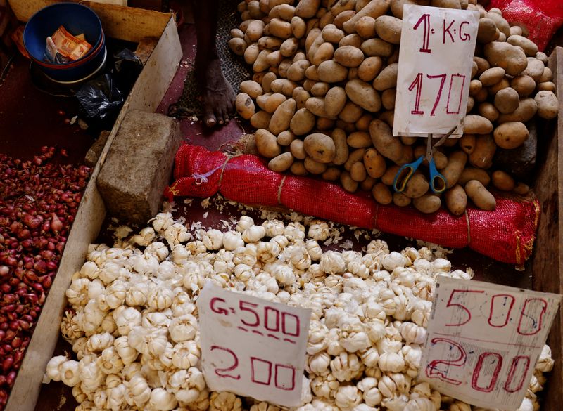 &copy; Reuters. FILE PHOTO: A vendor sells potatoes and garlic at a market in the rampant food inflation, amid Sri Lanka's economic crisis, in Colombo, Sri Lanka, July 30 , 2022. REUTERS/Kim Kyung-Hoon
