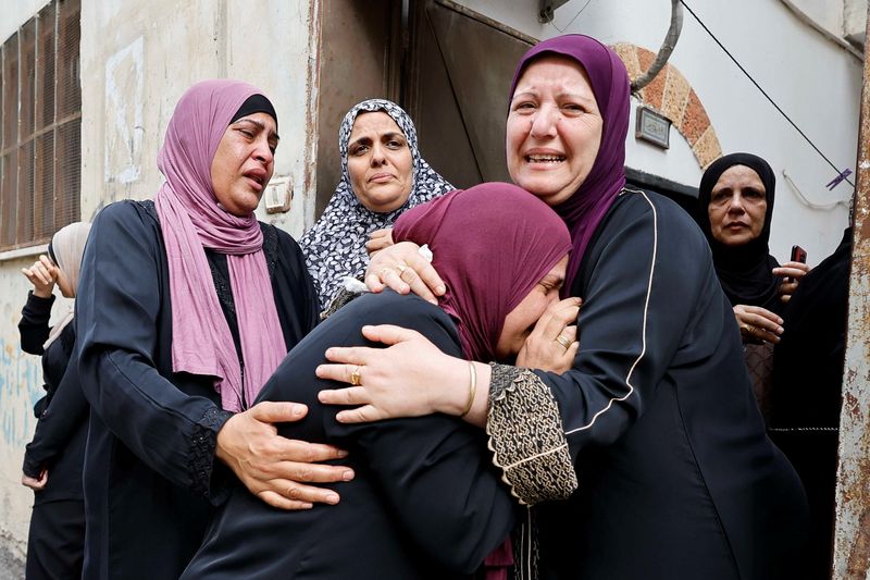 &copy; Reuters. Unas mujeres lloran durante el funeral del palestino Salah Al-Buraiki, muerto por las fuerzas israelíes durante los enfrentamientos en una redada, en Yenín, en la Cisjordania ocupada por Israel. 21 de octubre de 2022. REUTERS/Raneen Sawafta