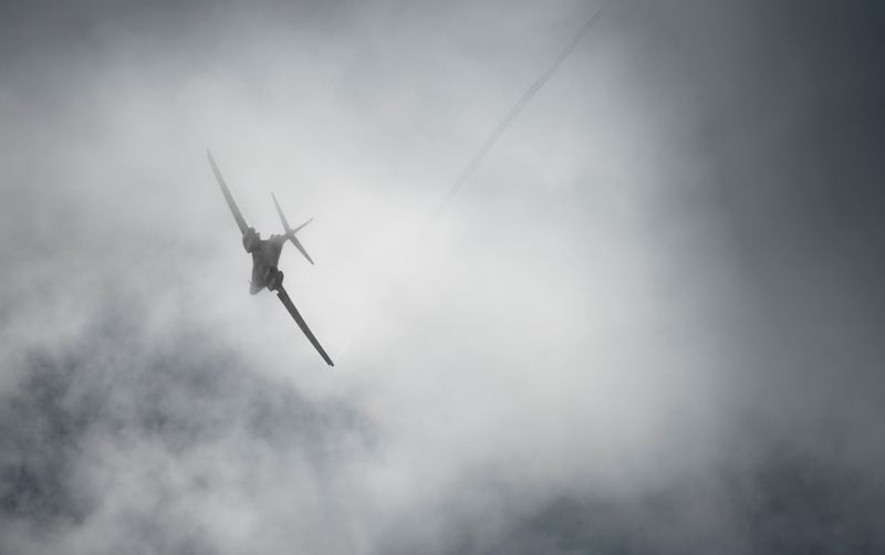 &copy; Reuters. قاذفة تابعة لسلاح الجو الأمريكي تحلق فوق قاعدة أندرسن الجوية في جوام في صورة من أرشيف رويترز.