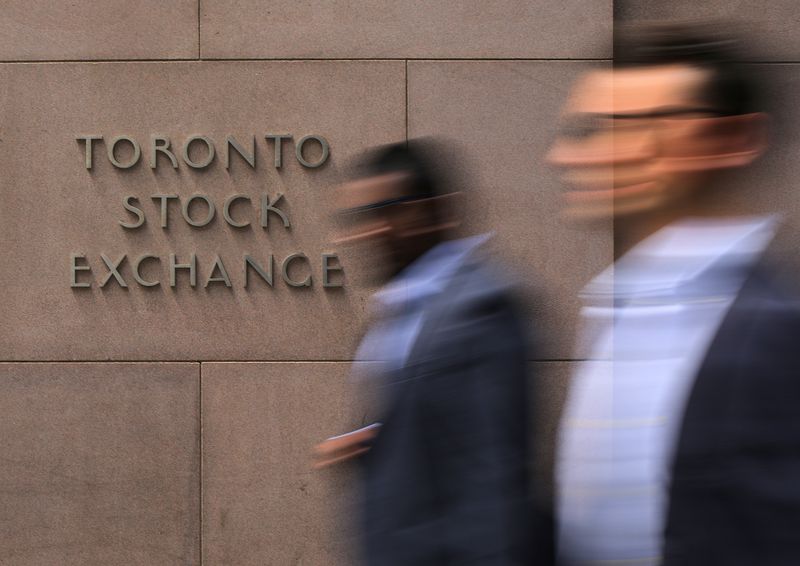 &copy; Reuters. FILE PHOTO: Businessmen pass the Toronto Stock Exchange sing in Toronto, Ontario, Canada July 6, 2017.  REUTERS/Chris Helgren