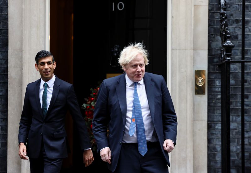 &copy; Reuters. Boris Johnson et Rishi Sunak sortent de Downing Street, à Londres, Grande-Bretagne. /Photo d'archives prise le 1er décembre 2021/REUTERS/Henry Nicholls