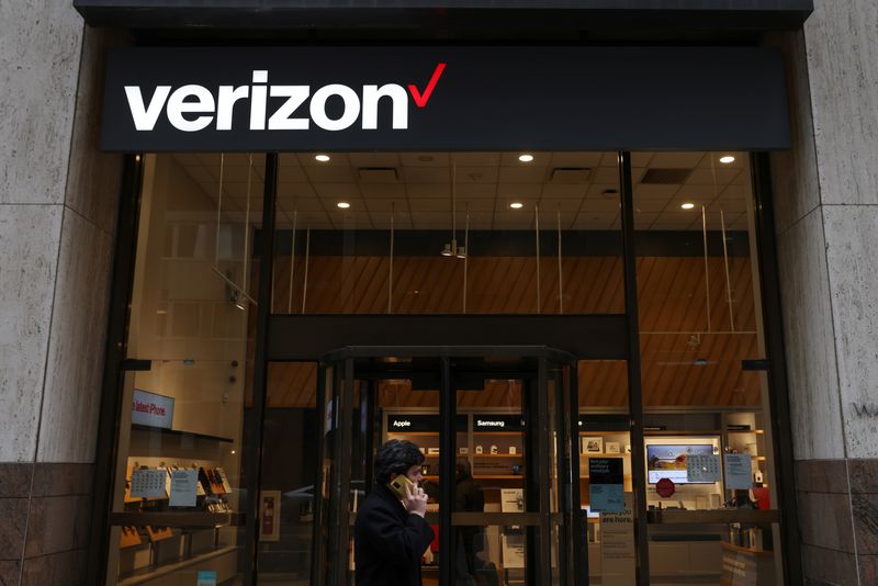 Verizon profit drops 23% as pricier plans result in subscriber loss