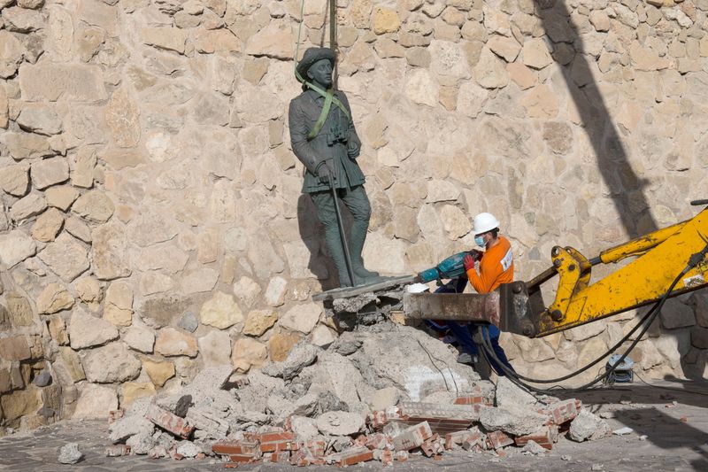 &copy; Reuters. FOTO DE ARCHIVO: Un trabajador retira una estatua del antiguo dictador Francisco Franco, una de las últimas en España, en Melilla, España, el 23 de febrero de 2021.REUTERS/Jesus Blasco de Avellaneda
