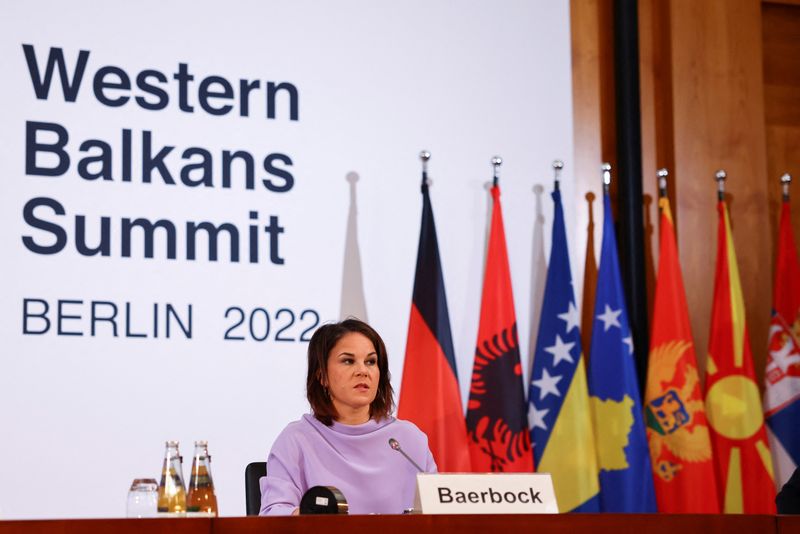 &copy; Reuters. La ministra alemana de Asuntos Exteriores, Annalena Baerbock, habla durante una conferencia de sus homólogos de los seis países de los Balcanes Occidentales, más los de Austria, Bulgaria, Croacia, República Checa, Grecia y Eslovenia, en Berlín, Alema