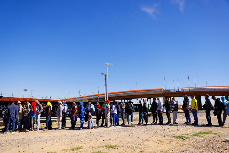 &copy; Reuters. Venezuelan migrants, some expelled from the U.S. to Mexico under Title 42 and others who have not yet crossed, queue to receive donated food near the Paso del Norte International border bridge, in Ciudad Juarez, Mexico October 20, 2022. REUTERS/Jose Luis 
