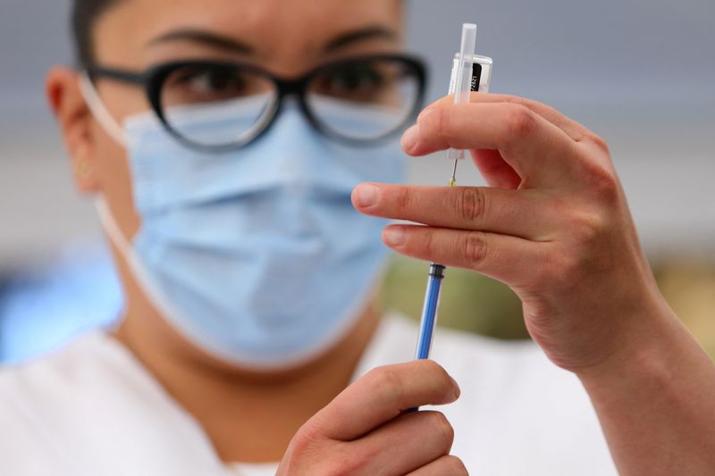 © Reuters. FILE PHOTO: A military medical staff member prepares a dose of the Pfizer/BioNTech COVID-19 vaccine in Mexico City, Mexico December 27, 2020. REUTERS/Edgard Garrido