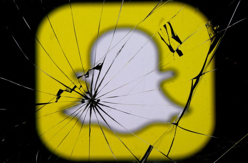 &copy; Reuters. FOTO DE ARCHIVO: El logo de Snapchat, a través de un cristal roto en esta ilustración. 11 de mayo de 2017. REUTERS/Dado Ruvic/
