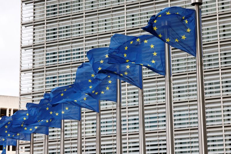 &copy; Reuters. أعلام الاتحاد الأوروبي خارج مقر المفوضية الأوروبية في بروكسل يوم 28 سبتمبر أيلول 2022. تصوير: إيف هيرمان - رويترز.
