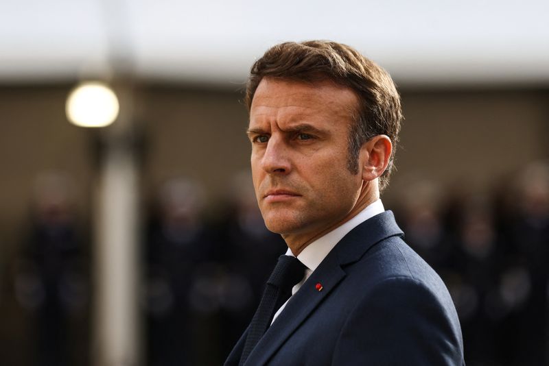 &copy; Reuters. Le président français Emmanuel Macron assiste lors d'une cérémonie d'hommage aux anciens combattants de la guerre d'Algérie à l'Hôtel national des Invalides. /Photo prise le 18 octobre 2022 à Paris/REUTERS/Mohammed Badra