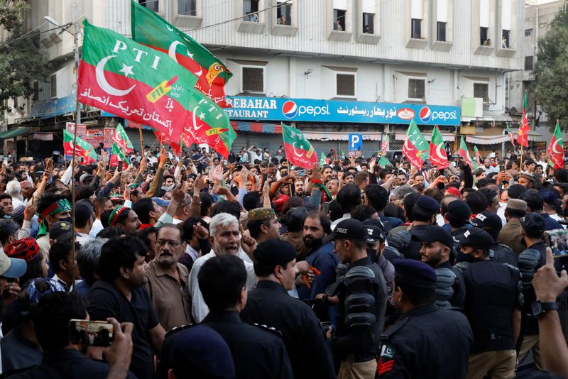 © Reuters. أنصار حزب حركة الإنصاف في مسيرة احتجاجا على حرمان رئيس الوزراء الباكستاني السابق خان من المناصب العامة في كراتشي يوم الجمعة. تصوير: أختر سومرو - رويترز. 