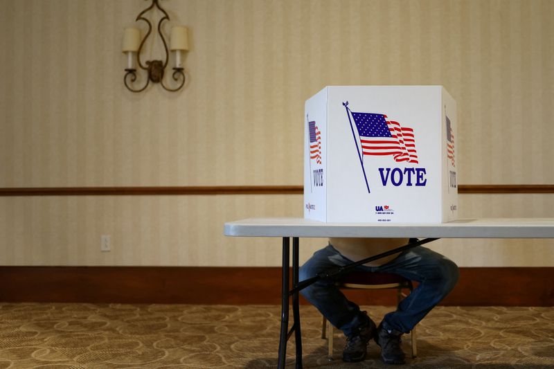 &copy; Reuters. FILE PHOTO: A voter casts their ballot in the Pennsylvania primary elections at Congregation Beth Or in Ambler, Pennsylvania, U.S. May 17, 2022. REUTERS/Hannah Beier/File Photo