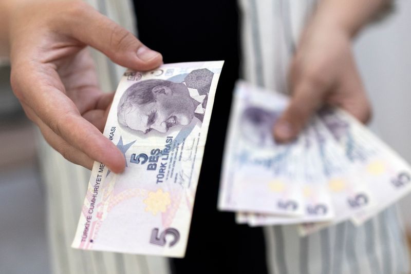 &copy; Reuters. FILE PHOTO: Woman holds Turkish Lira banknotes in this illustration taken May 30, 2022. REUTERS/Dado Ruvic/Illustration