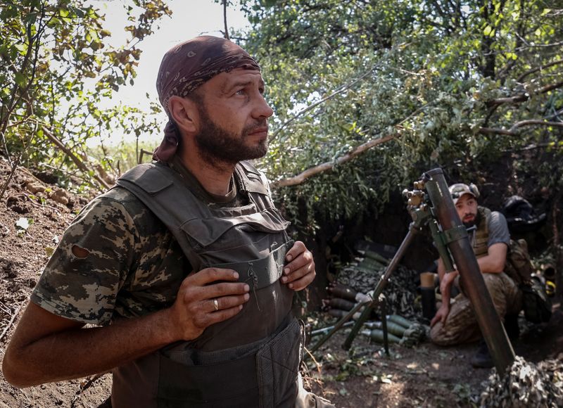 &copy; Reuters. Des militaires ukrainiens se préparent à tirer un mortier sur la ligne de front, dans la région de Donetsk. /Photo prise le 29 août 2022/REUTERS/Stringer