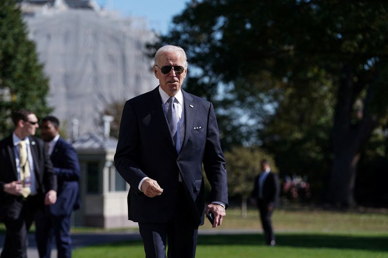 © Reuters. U.S. President Joe Biden speaks to reporters before boarding Marine One for travel to Delaware from the South Lawn of the White House in Washington, D.C., U.S., October 21, 2022. REUTERS/Sarah Silbiger