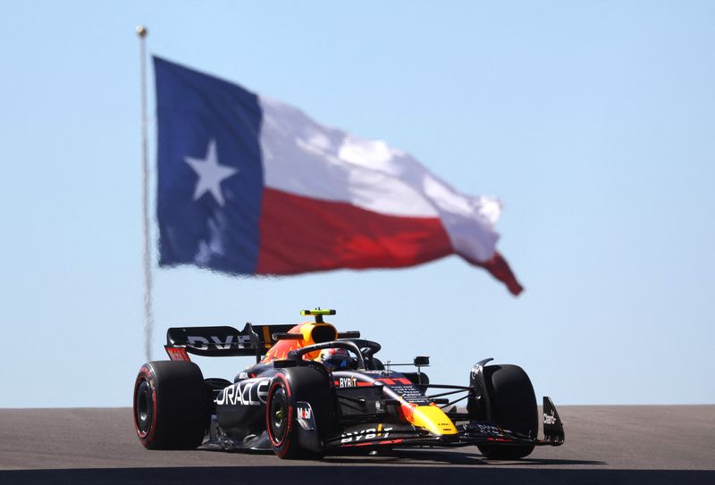 &copy; Reuters.  Oct 21, 2022 
Foto del viernes del piloto de Red Bull Sergio Perez durante las prácticas libres para el GP de EEUU 
REUTERS/Mike Segar