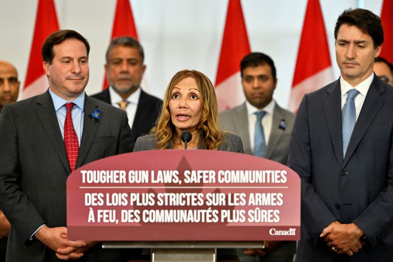 © Reuters. Canada's Prime Minister Justin Trudeau and Minister of Public Safety Marco Mendicino listen as Eileen Mohan, whose son Christopher was killed in the Surrey Six killings, speaks at a news conference addressing the handgun sales freeze, in Surrey, British Columbia, Canada October 21, 2022.  REUTERS/Jennifer Gauthier