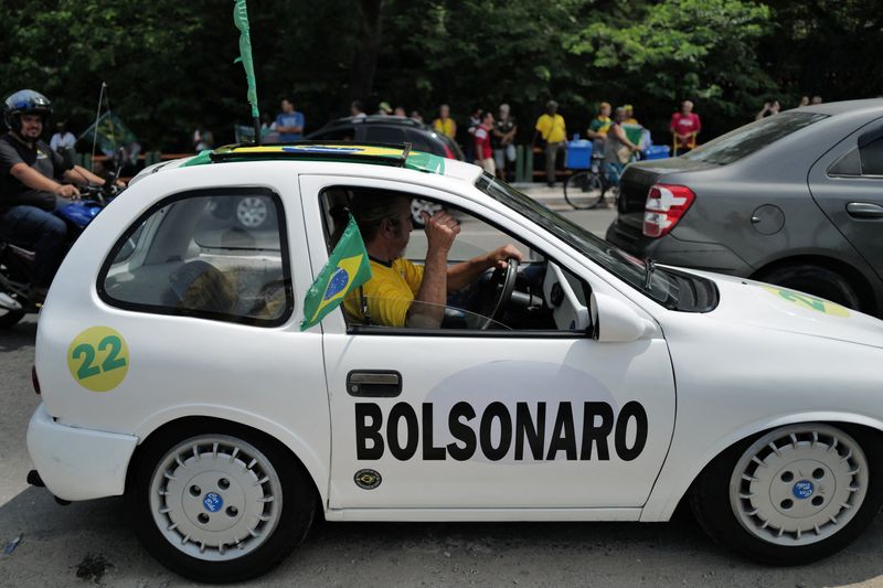 &copy; Reuters. Apoiador dopresidente Jair Bolsonaro chega para ato de campanha em São Gonçalo (RJ)
18/10/2022
REUTERS/Lucas Landau