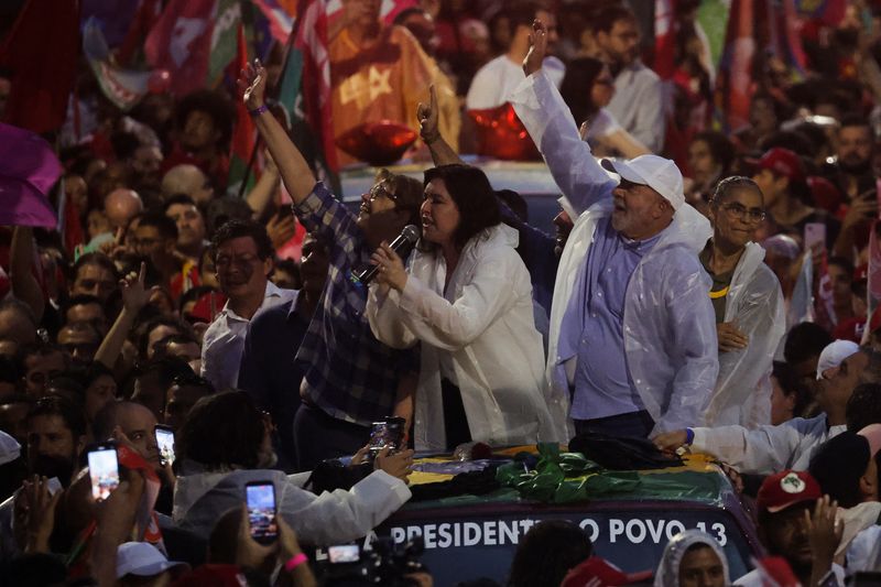 &copy; Reuters. Ex-presidente Lula e senadora Simone Tebet durante ato de campanha em Juiz de Fora (MG)
21/10/2022
REUTERS/Ricardo Moraes