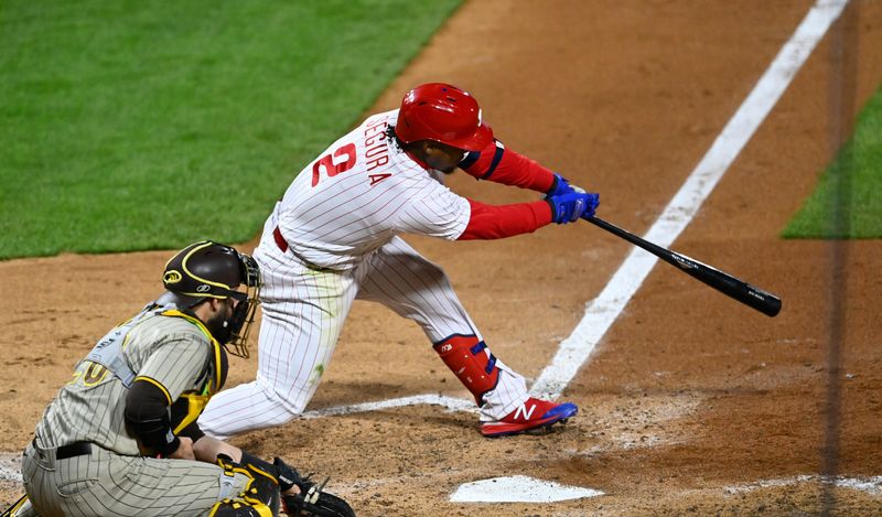 &copy; Reuters. ＭＬＢは２１日、ナ・リーグ優勝決定シリーズ１試合を行い、フィリーズがダルビッシュ有投手の所属するパドレスに４─２で勝利した。写真中央は適時打を放つフィリーズのジーン・セグ