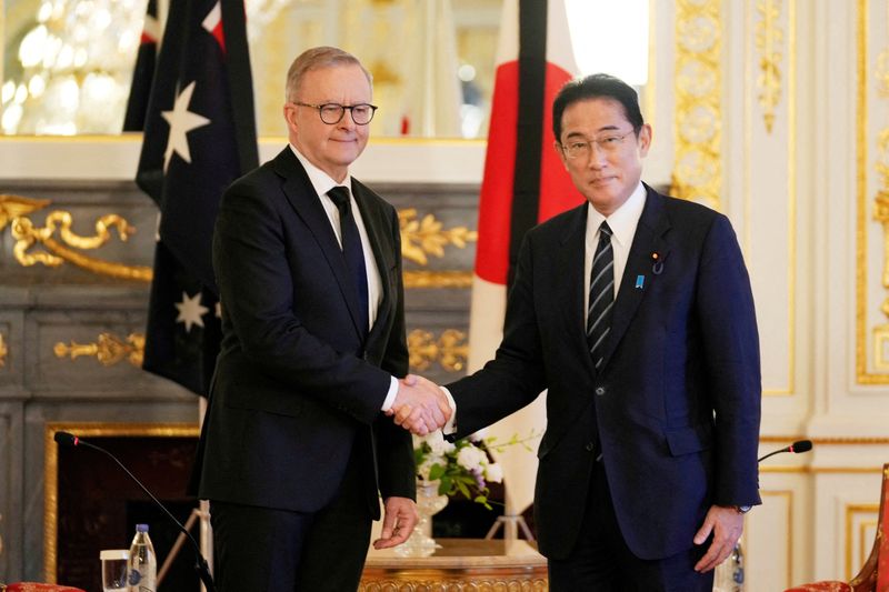 &copy; Reuters. 　岸田文雄首相は２２日、訪問先のオーストラリア西部パースでアルバニージー首相と会談した。両首脳は、地域の安全保障環境の変化に対応するため新たな共同宣言に署名。中国がアジア