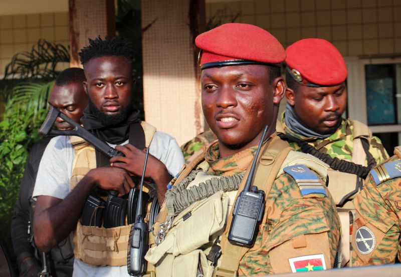 &copy; Reuters. Le nouveau chef militaire du Burkina Faso, Ibrahim Traoré, est escorté par des soldats à Ouagadougou. /Photo prise le 2 octobre 2022/REUTERS/Vincent Bado