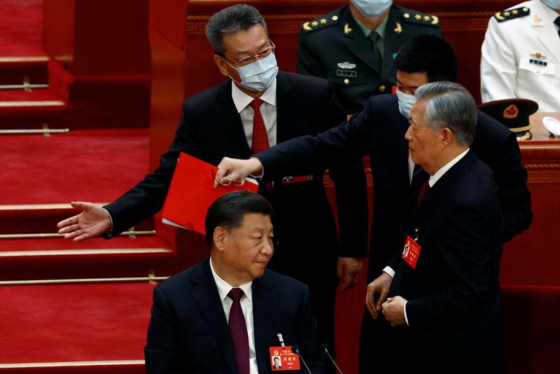 &copy; Reuters. L'ancien président chinois Hu Jintao (à droite) quitte son siège aux côtés du président chinois Xi Jinping lors de la cérémonie de clôture du 20e Congrès national du Parti communiste chinois, au Grand Hall du peuple à Pékin. /Photo prise le 22