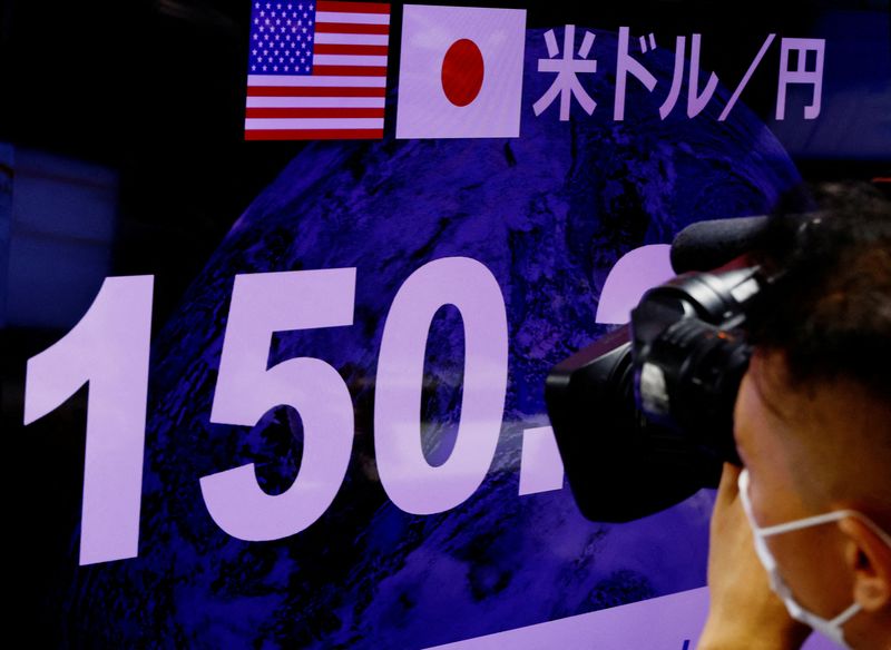 &copy; Reuters. Un caméraman de télévision filme le taux de change du yen japonais par rapport au dollar américain à Tokyo. /Photo prise le 21 octobre 2022/REUTERS/Kim Kyung-Hoon
