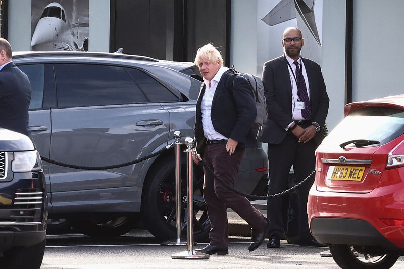 &copy; Reuters. L'ancien Premier ministre britannique Boris Johnson à l'aéroport de Gatwick, près de Londres. /Photo prise le 22 octobre 2022/REUTERS/Henry Nicholls