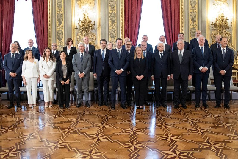 © Reuters. Italy's new Prime Minister Giorgia Meloni poses with her cabinet during the swearing-in ceremony at the Quirinale Presidential Palace, in Rome, Italy October 22, 2022. Francesco Ammendola/Italian Presidency/Handout via REUTERS   