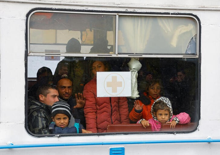 &copy; Reuters. Civiles evacuados desde la ciudad bajo control ruso de Jersón llegan en ferry a la localidad de Oleshky, región de Jersón, Ucrania. 22 ocutbre 2022. REUTERS/Alexander Ermochenko