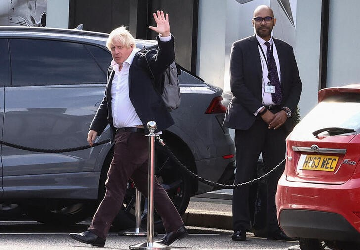 &copy; Reuters. El ex primer ministro británico Boris Johnson saluda en el aeropuerto de Gatwick, cerca de Londres, Reino Unido. 22 octubre 2022. REUTERS/Henry Nicholls