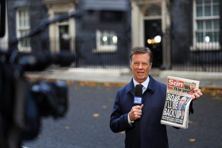 &copy; Reuters. Un reportero de 9NEWS muestra un ejemplar del diario The Sun con el ex primer ministro Boris Johnson en la portada al exterior del Número 10 de Downing Street en Londres, Reino Unido. 21 octubre 2022. REUTERS/Henry Nicholls