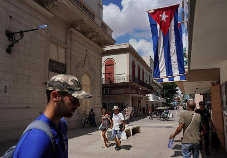 &copy; Reuters. Imagen de archivo de banderas cubanas desplegadas en una calle comercial del centeo de La Habana, Cuba. 20 julio 2022. REUTERS/Alexandre Meneghini