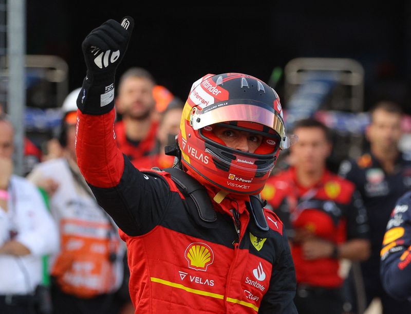 &copy; Reuters. El piloto español de Ferrari Carlos Sainz celebra tras lograr la pole position en el Gran Premio de Fórmula Uno en el Circuito de las Américas, Austin, Texas, EEUU. 22 octubre 2022. REUTERS/Brian Snyder