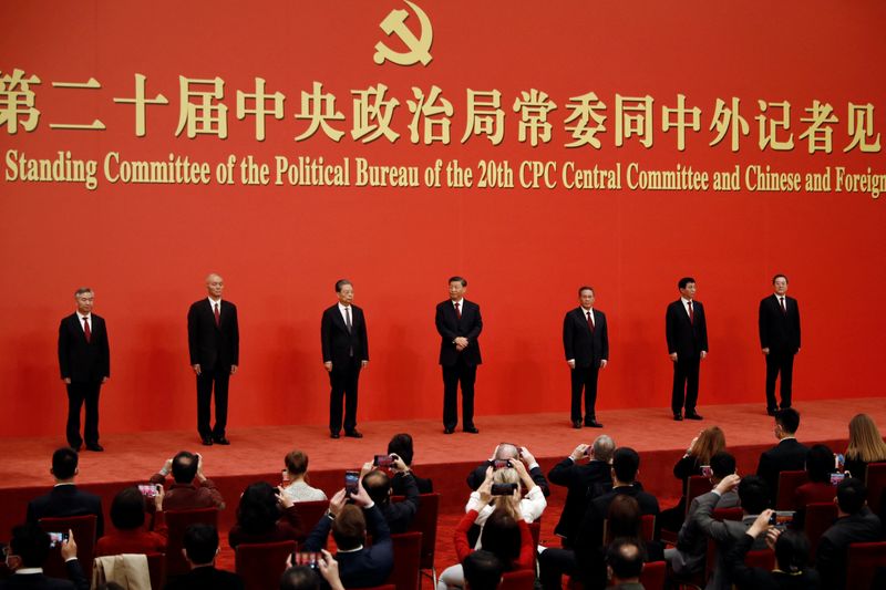 © Reuters. New Politburo Standing Committee members Xi Jinping, Li Qiang, Zhao Leji, Wang Huning, Cai Qi, Ding Xuexiang and Li Xi meet the media following the 20th National Congress of the Communist Party of China, at the Great Hall of the People in Beijing, China October 23, 2022. REUTERS/Tingshu Wang