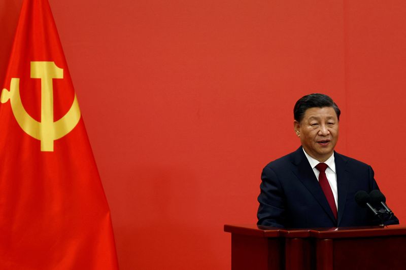 &copy; Reuters. الرئيس الصيني شي جين بينغ  يتحدث في قاعة الشعب الكبرى في بكين يوم الأحد. تصوير: تينجشو وانغ - رويترز