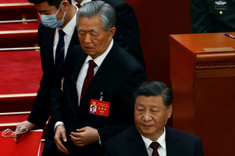 &copy; Reuters.   中国共産党大会閉幕式で胡錦濤前国家主席（７９）が突然退席したことについて、国営の新華社通信は２２日夜、胡氏が「体調不良」だったとツイートした。写真は２２日、北京の人民大