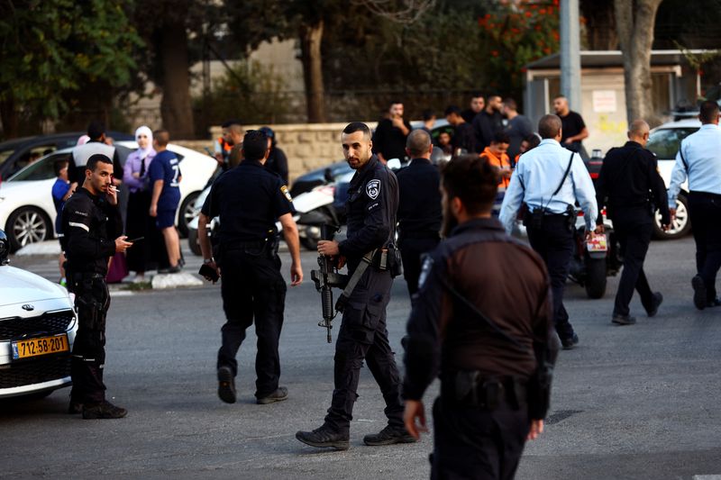 &copy; Reuters. Les forces de sécurité israéliennes sécurisent la scène d'un incident à Jérusalem. /Photo prise le 22 octobre 2022/REUTERS/Ronen Zvulun