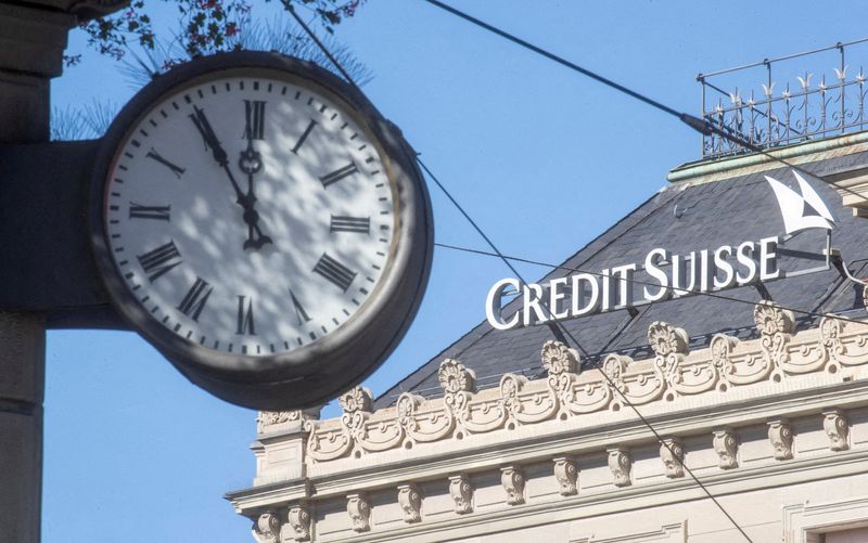 &copy; Reuters. Une horloge près du logo de la banque Credit Suisse sur la place Paradeplatz à Zurich, Suisse. /Photo prise le 5 octobre 2022/REUTERS/Arnd Wiegmann