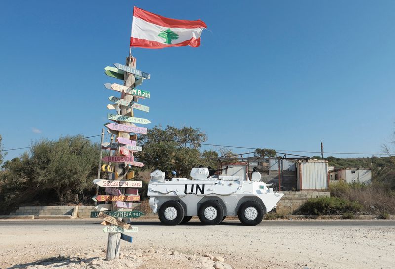&copy; Reuters. عربة لقوات حفظ السلام التابعة للأمم المتحدة تسير بالقرب من لافتة عليها أسماء مدن في الناقورة بجنوب لبنان بالقرب من الحدود اللبنانية -  الإسر