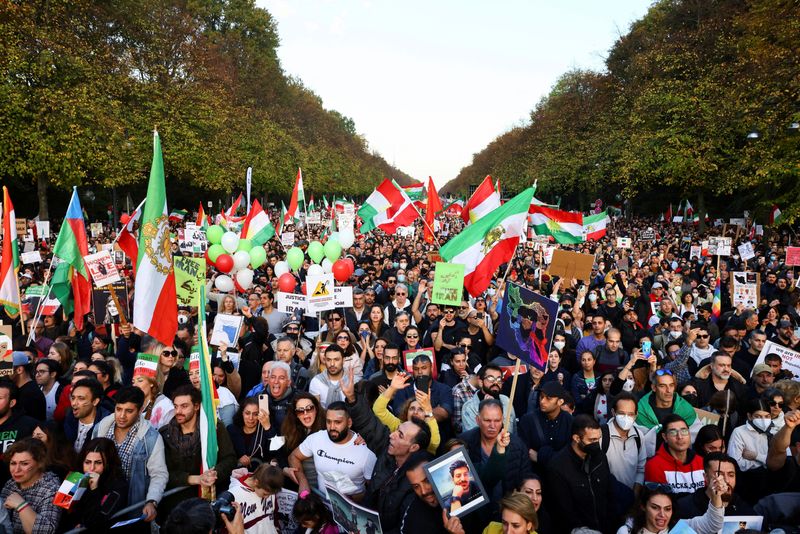&copy; Reuters. Des manifestants protestent à Berlin après la mort de Mahsa Amini en Iran. /Photo prise le 22 octobre 2022/REUTERS/Christian Mang
