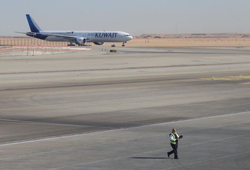 © Reuters. طائرة تابعة للخطوط الجوية الكويتية  تقف في مطار القاهرة الدولي في صورة من أرشيف رويترز.
