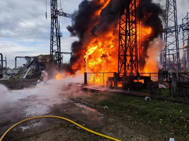 &copy; Reuters. Los bomberos combaten las llamas en una infraestructura de generación eléctrica dañada por un ataque de misiles rusos en un lugar no revelado de Ucrania. 22 octubre 2022. Servicio de prensa de la Presidencia de Ucrania/entrega vía Reuters. ATENCIÓN E
