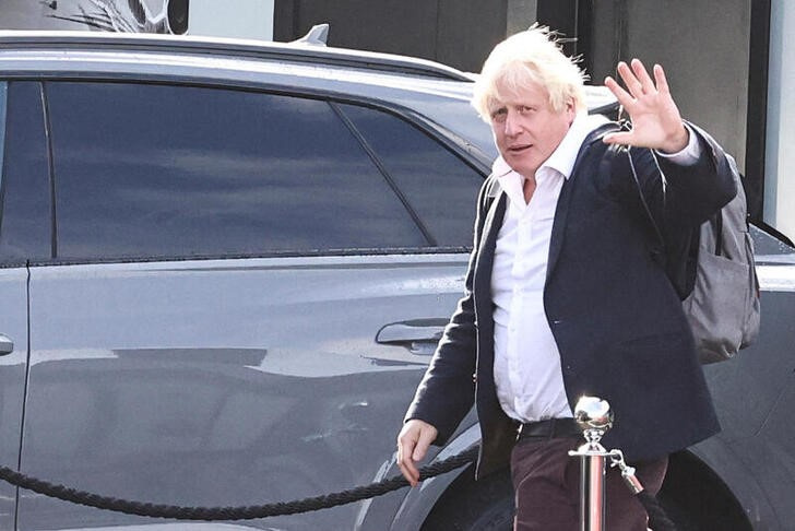 &copy; Reuters. El ex primer ministro británico Boris Johnson sale del aeropuerto de Gatwick, cerca de Londres, Reino Unido. 22 octubre 2022. REUTERS/Henry Nicholls