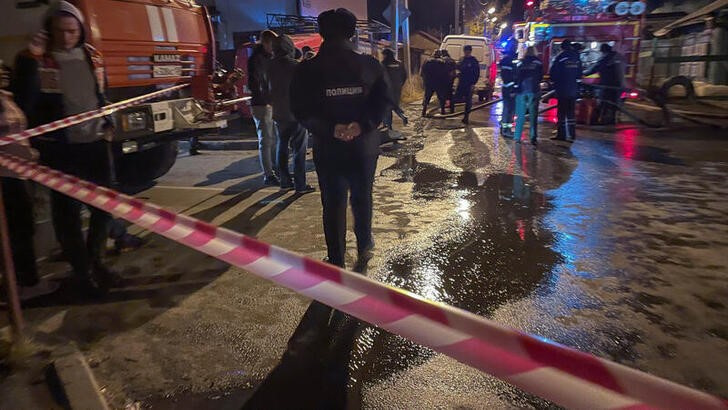 &copy; Reuters. Los bomberos trabajan en el lugar donde se estrelló un avión militar en un edificio residencial de Irkutsk, Rusia. 23 octubre 2022. REUTERS/Stringer