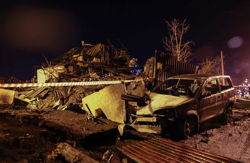 © Reuters. موقع سقوط طائرة عسكرية روسية على بناية سكنية في مدينة إركوتسك يوم الأحد- رويترز.
