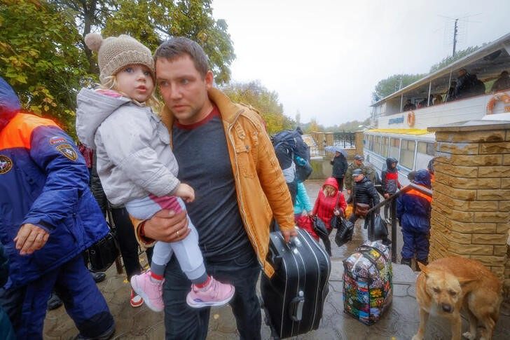 &copy; Reuters. Civiles evacuados de la ciudad bajo control ruso de Jersón salen de un ferry para subir a un autobús hacia Crimea, en la localidad de Oleshky, región de Jersón, Ucrania. 23 octubre 2022. REUTERS/Alexander Ermochenko